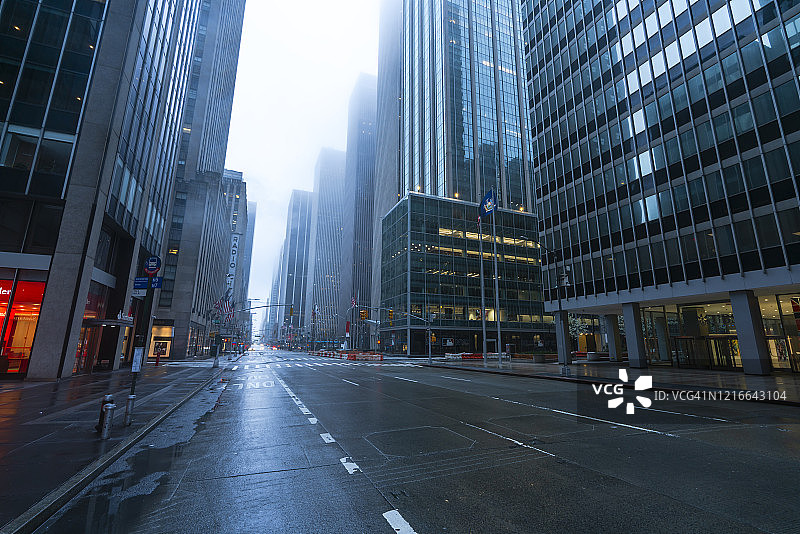 新冠疫情对纽约市的影响：曼哈顿第六大道空旷景象图片素材