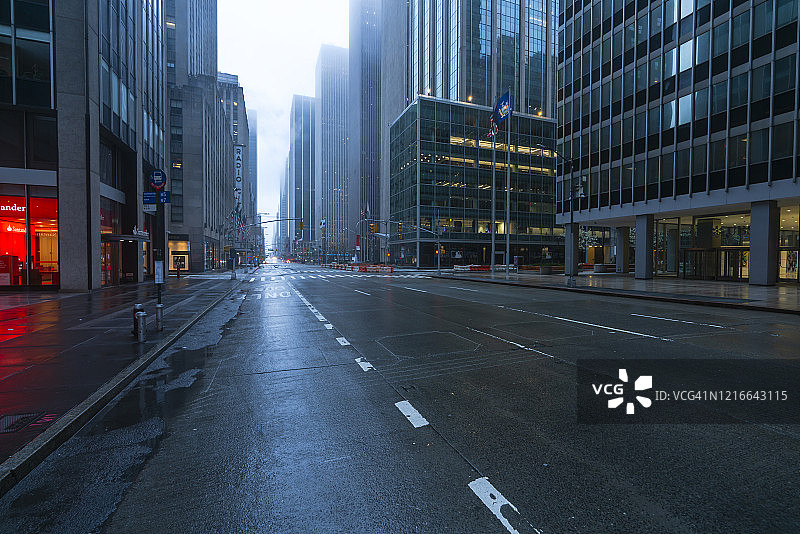 新冠疫情对纽约市的影响：曼哈顿第六大道空旷景象图片素材