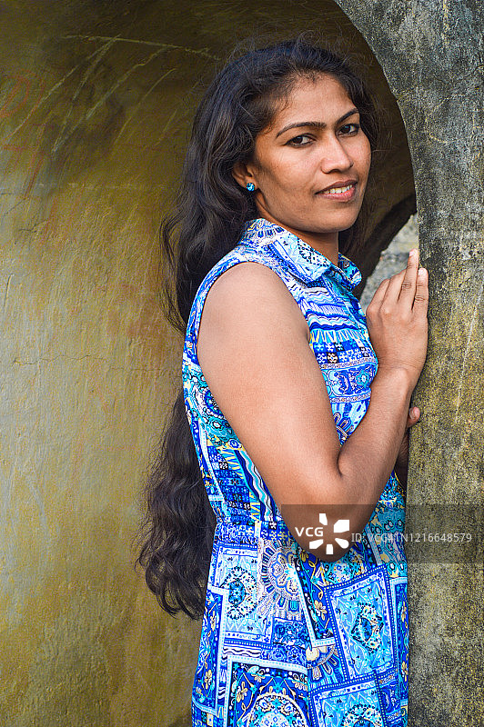 贾夫纳堡，墙边的女人肖像（模特 - Malee Ranaweera）图片素材