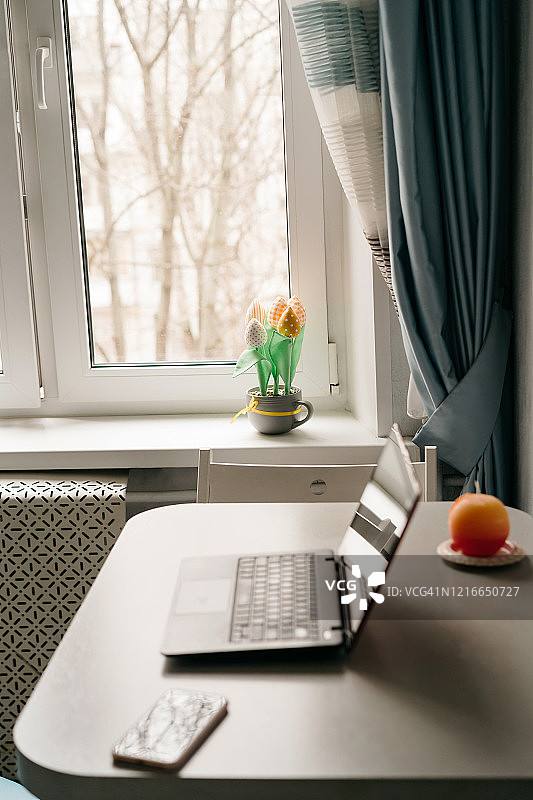 郁金香造型的自制布艺花朵，复活节概念图片素材