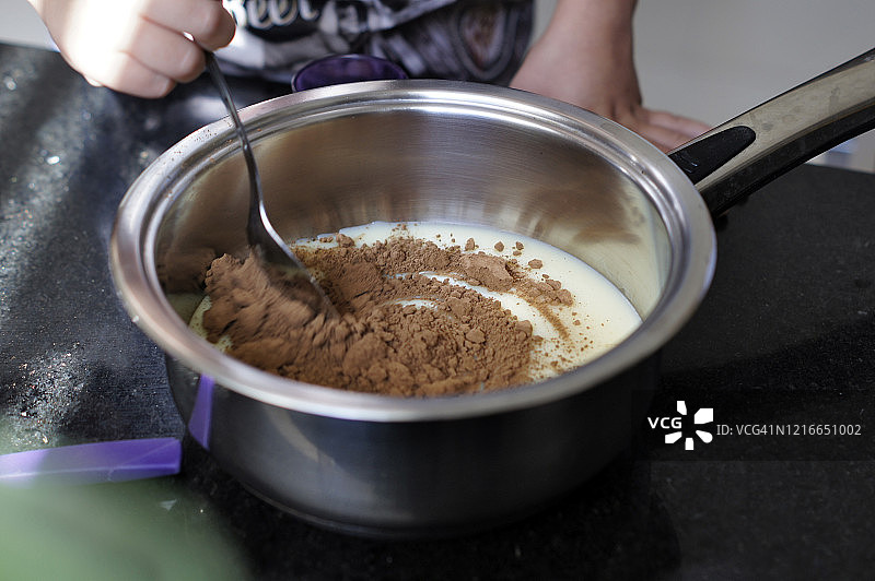 女儿学习制作甜点图片素材