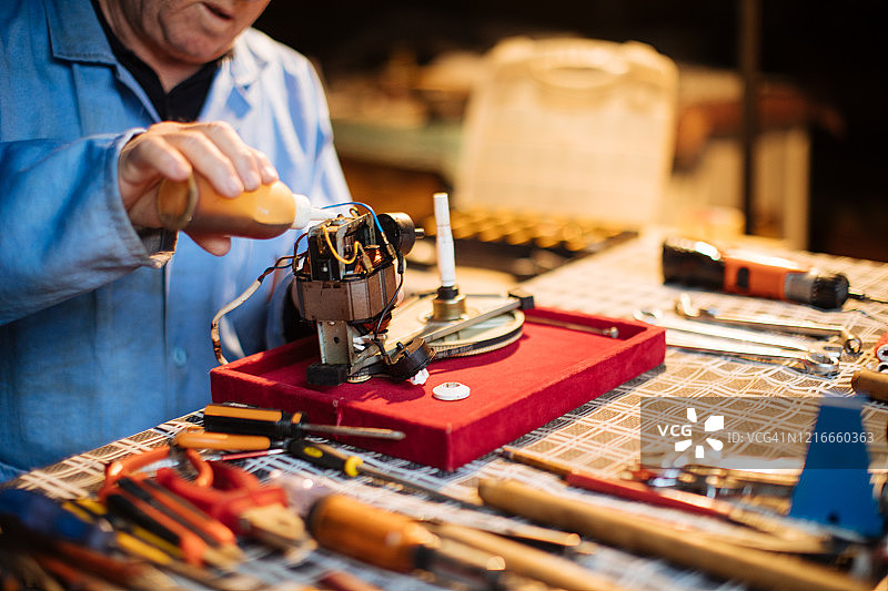 从事电子元件工作的老年男人们图片素材