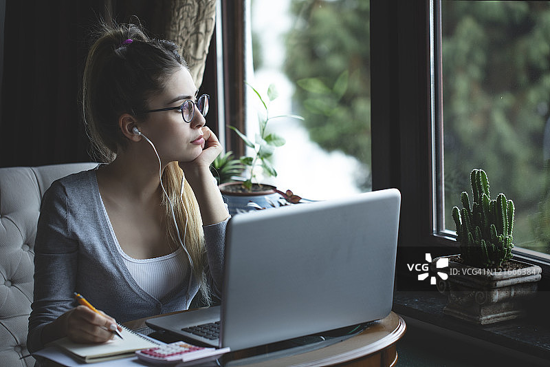 在家工作的年轻女人图片素材