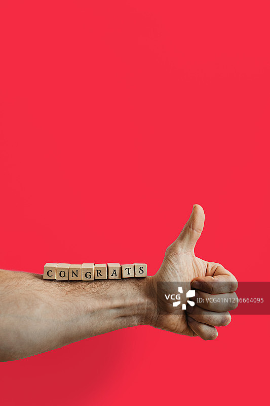 竖起大拇指，红色背景上的“问候”信息图片素材