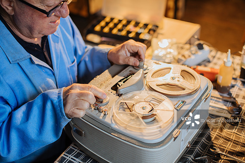 从事电子元件工作的老年男人们图片素材