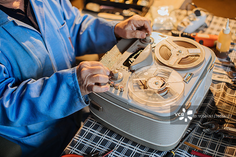 从事电子元件工作的老年男人们图片素材