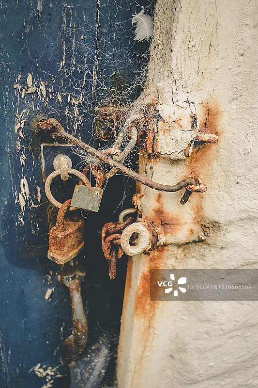 门上的旧生锈锁图片素材