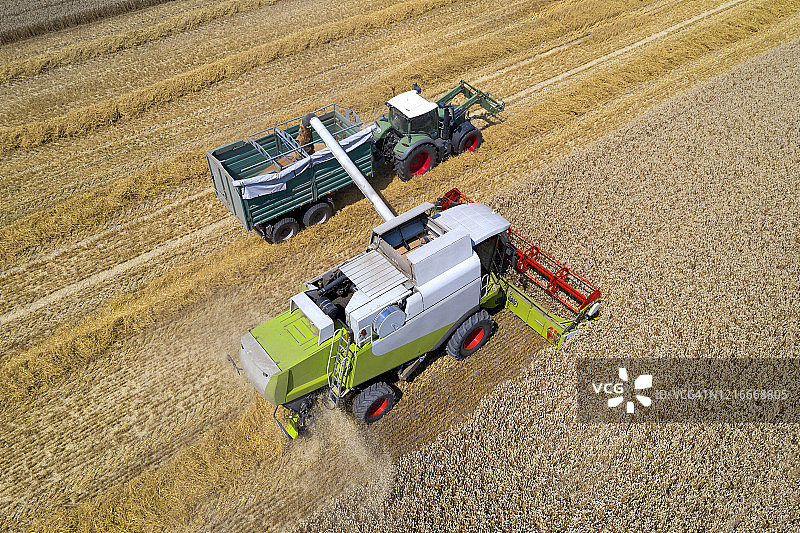 联合收割机和带拖车的拖拉机（航拍）图片素材