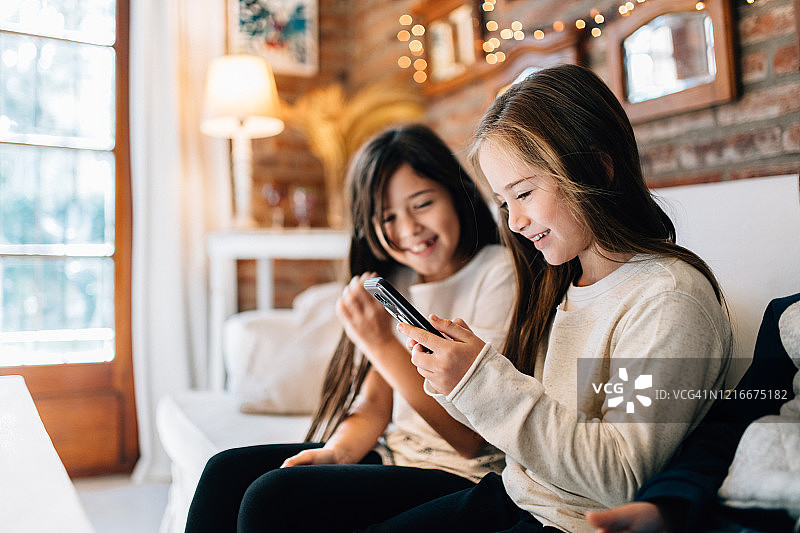 两个女孩在玩手机图片素材