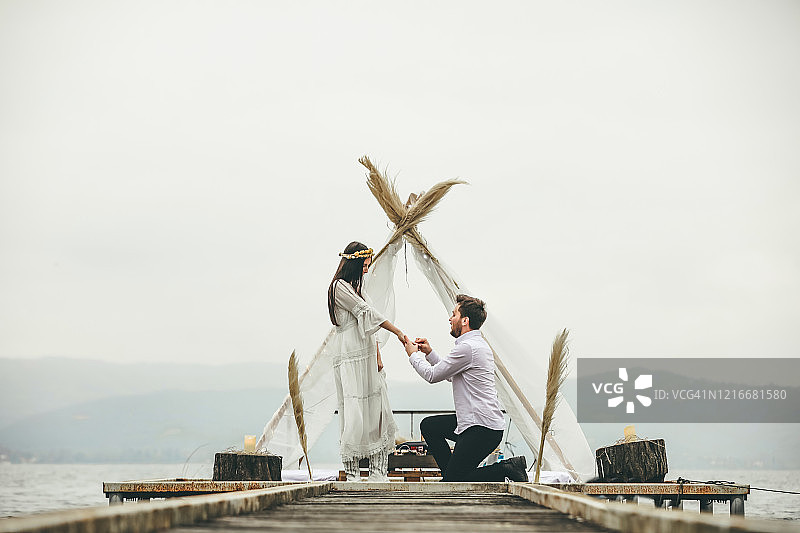 码头上浪漫情侣的求婚戒指图片素材