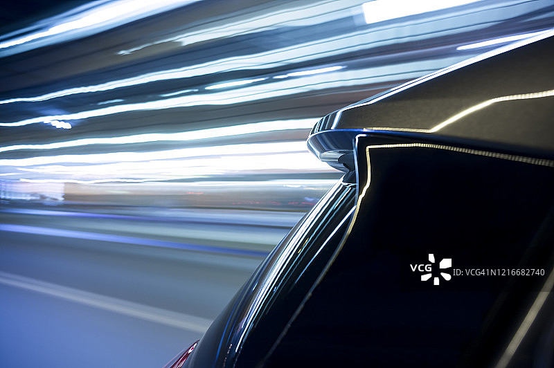 夜间城市街道上的电动汽车图片素材