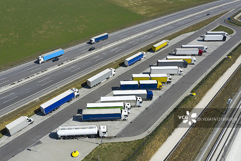 高速公路卡车停靠站的卡车航拍图片素材