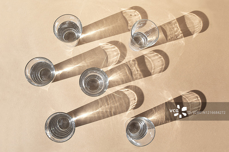 棕色背景上的眼镜俯视图图片素材