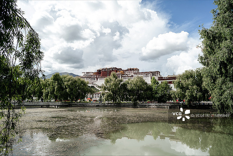 西藏拉萨布达拉宫水中的倒影图片素材