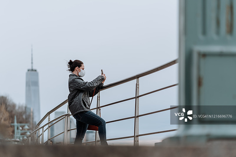 新冠疫情期间在纽约的女游客图片素材