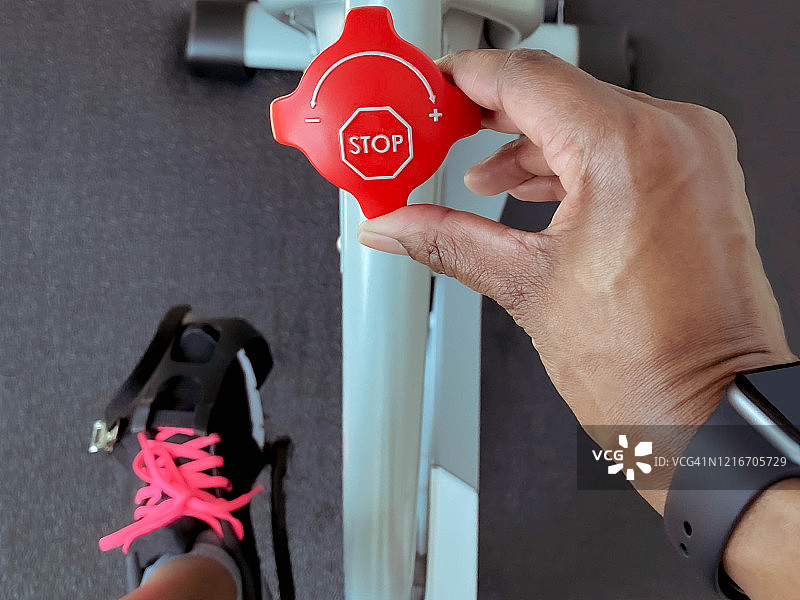 调整动感单车阻力的女人图片素材