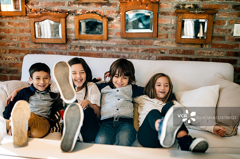 一群孩子在客厅里玩耍图片素材