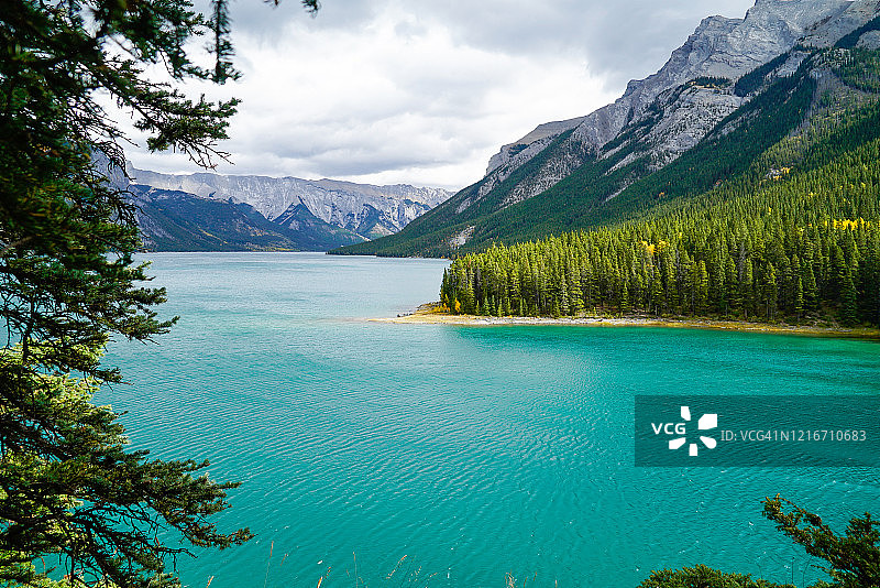 加拿大艾伯塔省班夫镇明尼万卡湖图片素材