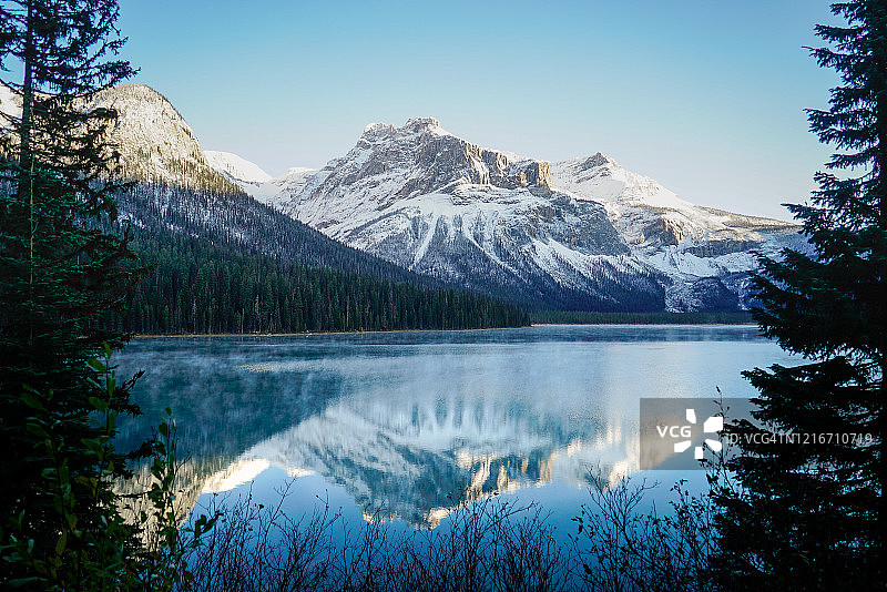 加拿大不列颠哥伦比亚省幽鹤国家公园翡翠湖图片素材