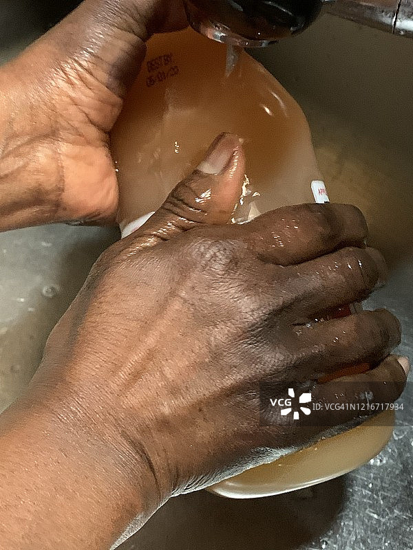 在家消毒塑料果汁瓶图片素材