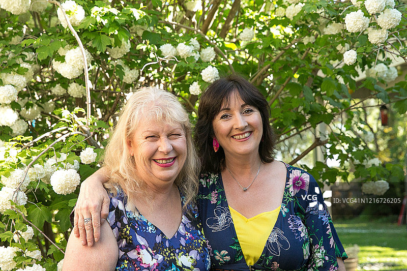 两位女性朋友的肖像图片素材