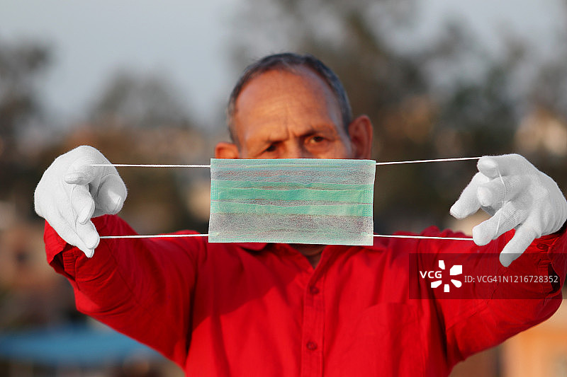 手持防护口罩的年长男人们图片素材