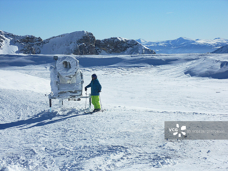 男滑雪者站在冰雪机旁图片素材