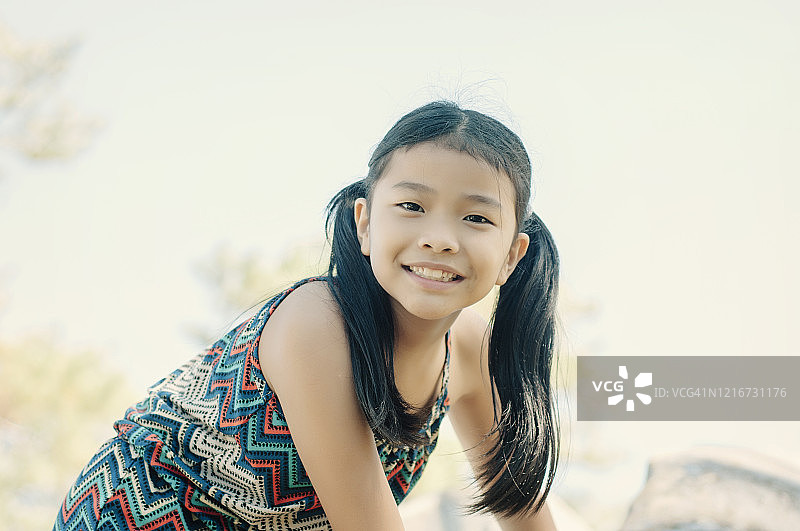 女孩玩滑梯图片素材