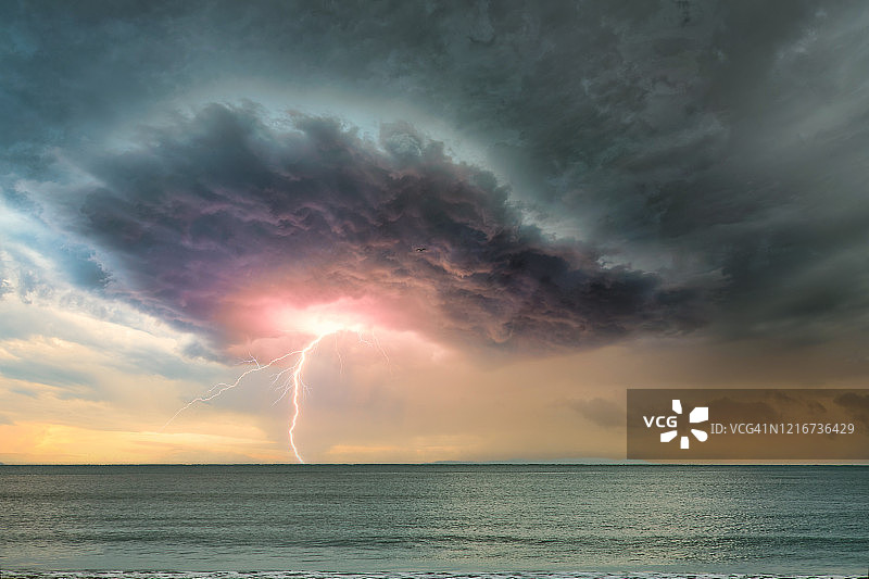 哥伦比亚加勒比海上空的雷暴图片素材