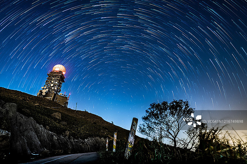 大帽山发射塔的环状星轨图片素材