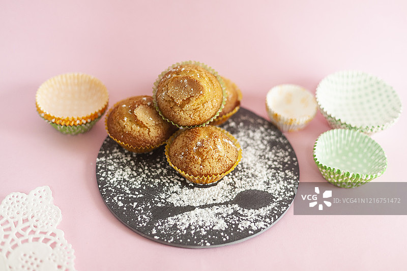 粉色背景的自制纸杯蛋糕图片素材