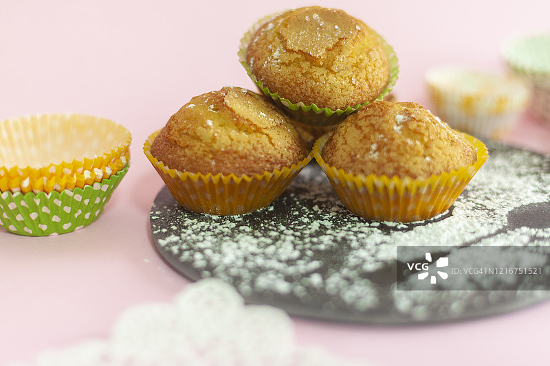 粉色背景的自制纸杯蛋糕图片素材