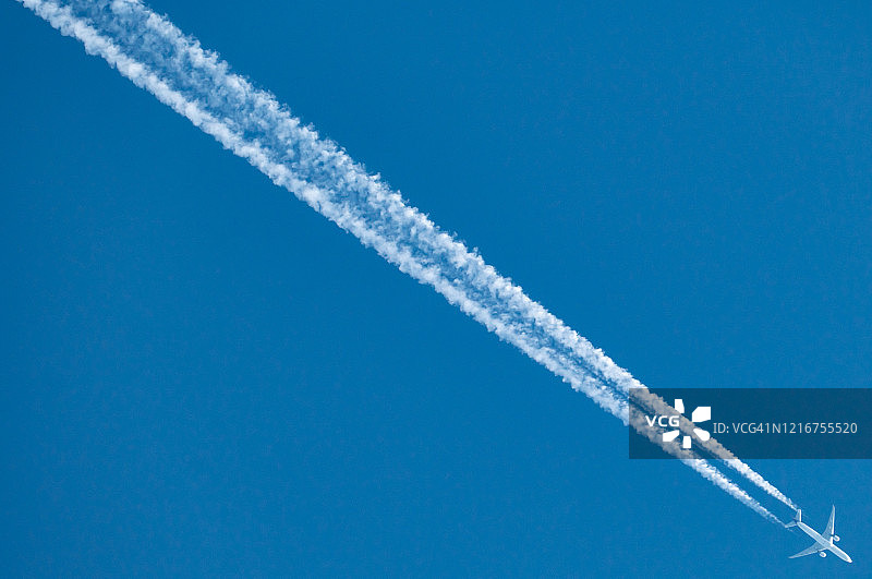 飞机飞过日本神奈川县的蓝天图片素材