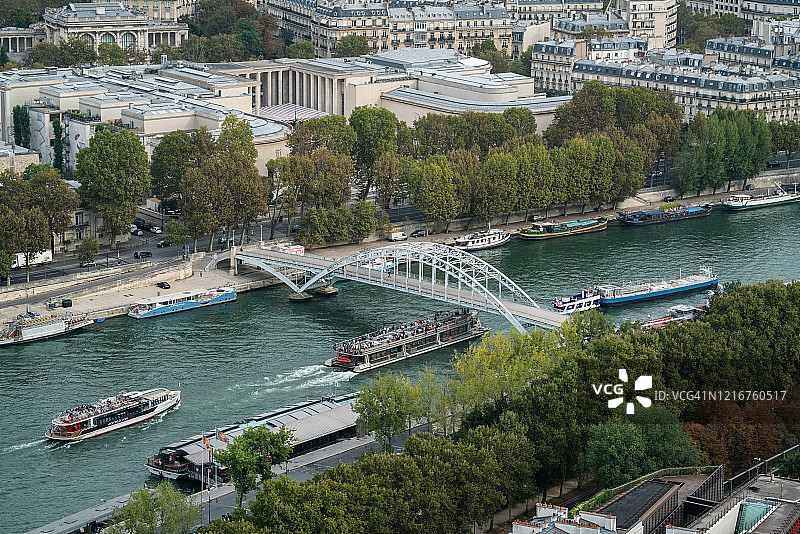 法国巴黎塞纳河上的游船航拍图片素材