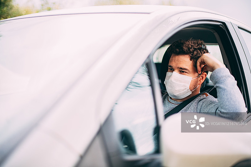 戴无菌口罩开车的男人图片素材