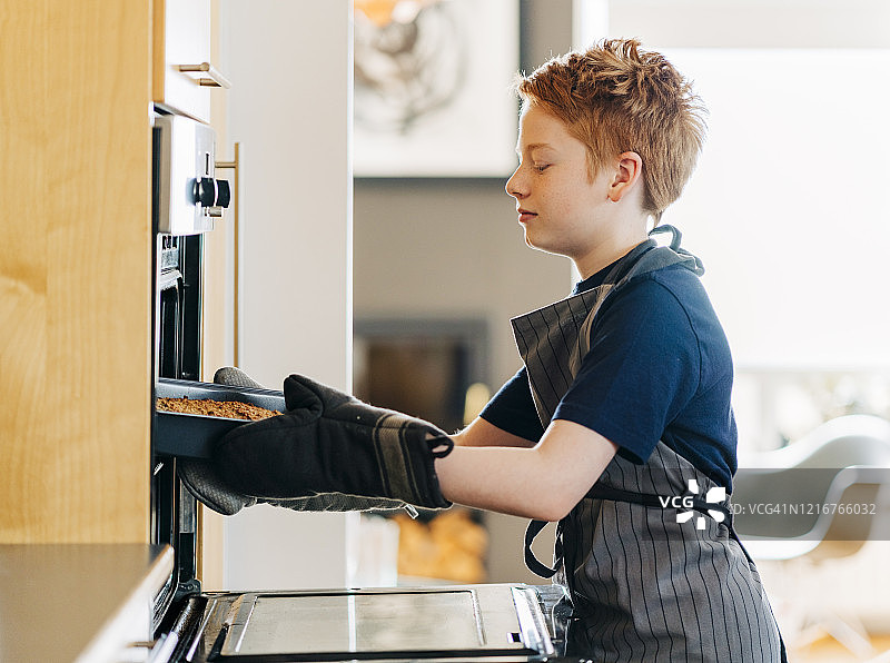 在家烤面包的男孩图片素材