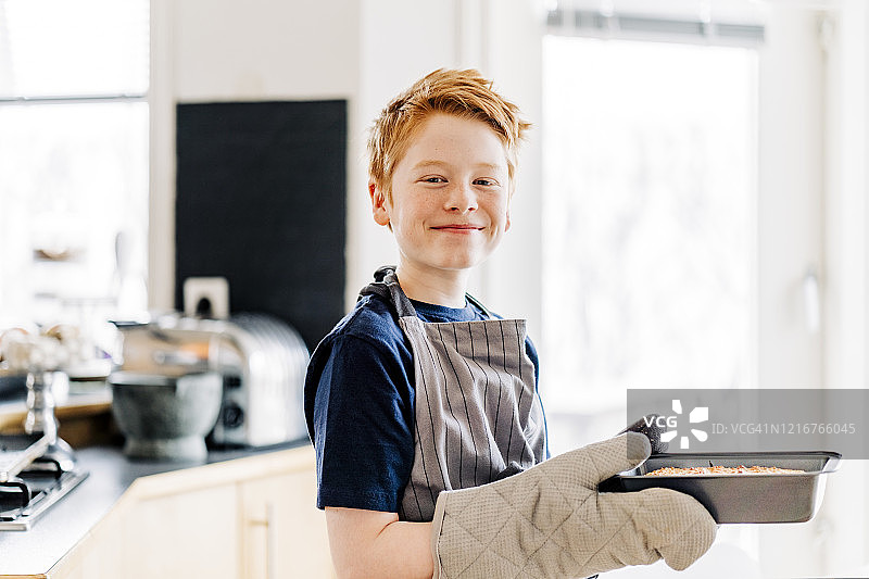 在家烤面包的男孩图片素材