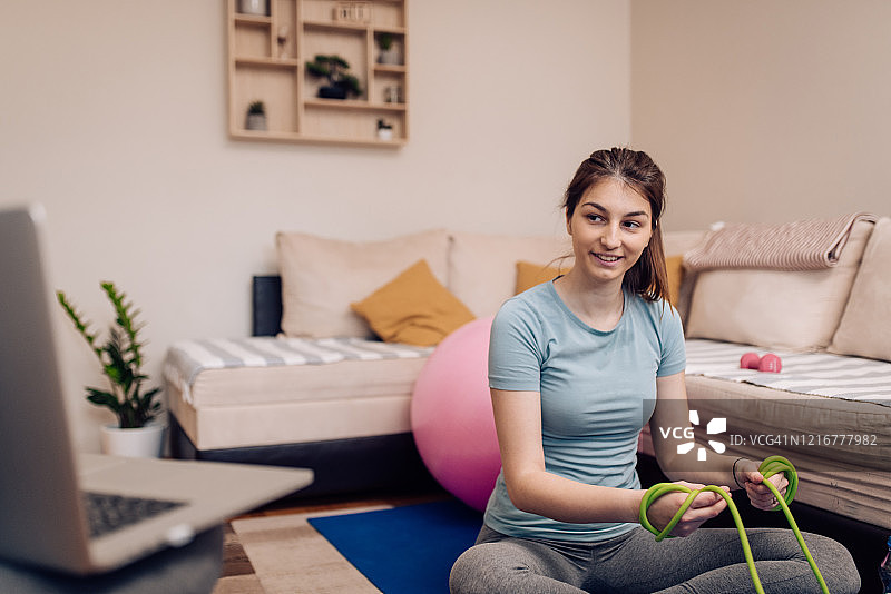 疫情隔离期间，年轻女人观看在线培训图片素材