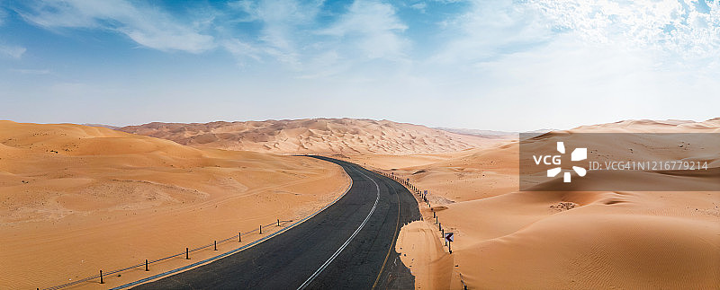 中东阿联酋沙漠中的美丽公路图片素材