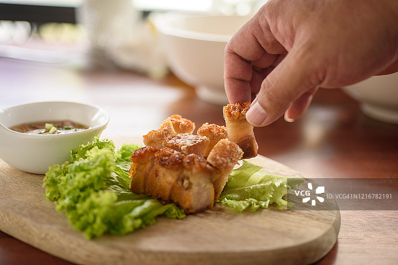 带生菜的脆皮烤猪肚图片素材