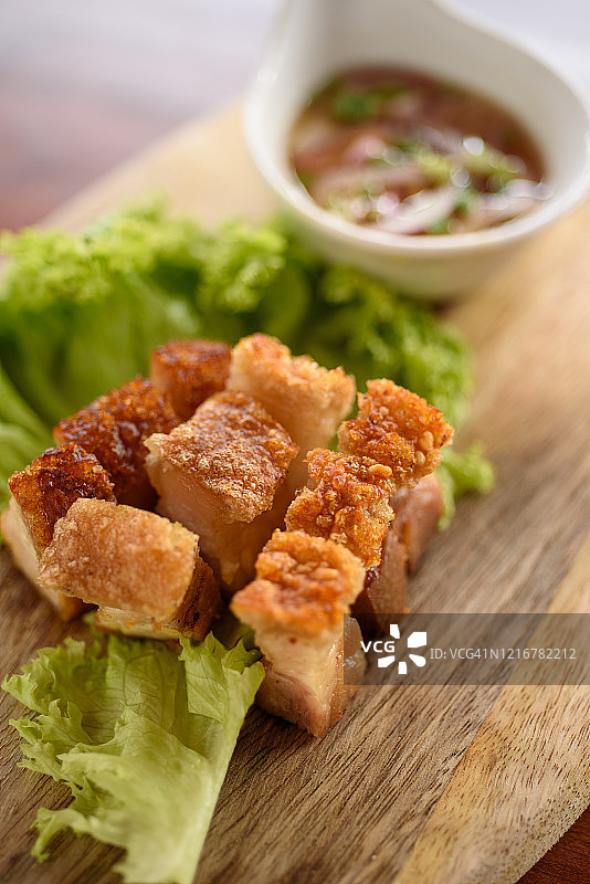 带生菜的脆皮烤猪肚图片素材