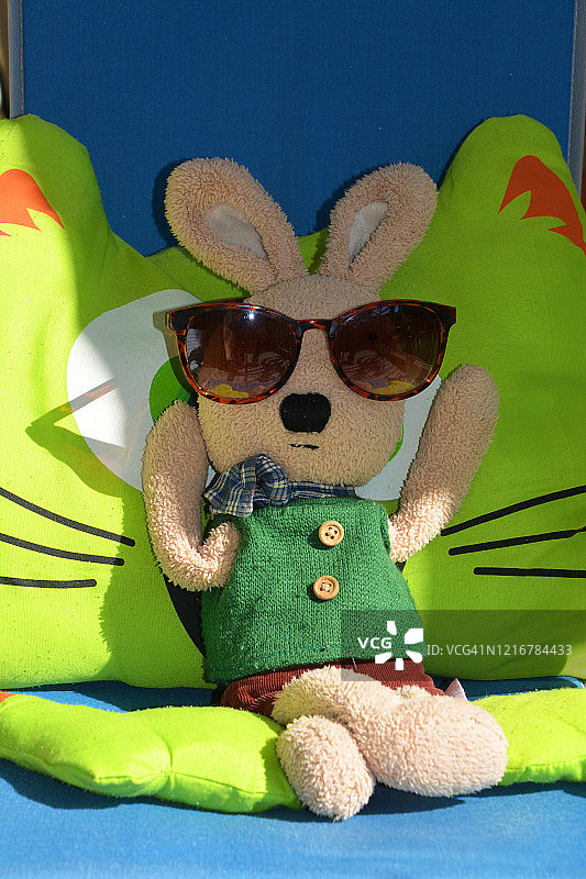 露台上晒太阳与新冠疫情图片素材