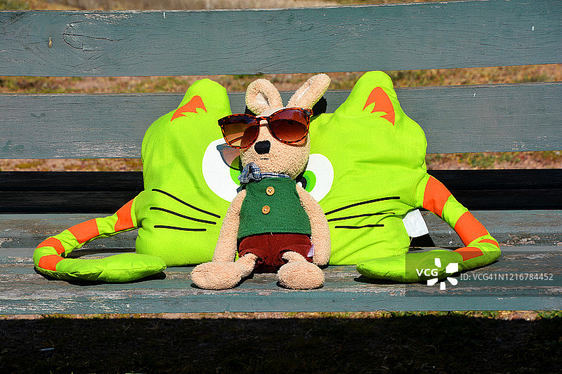 露台上晒太阳与新冠疫情图片素材