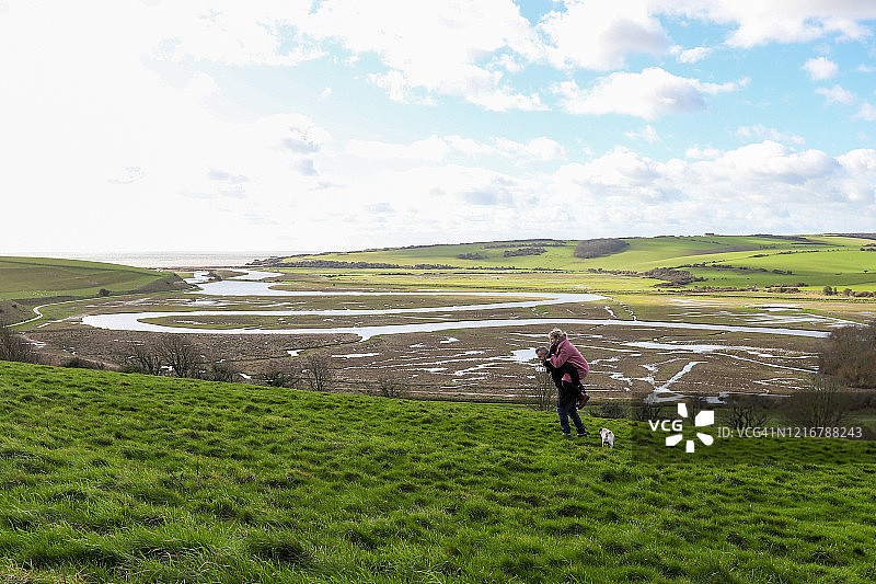 丈夫在库克米尔河口背着妻子图片素材