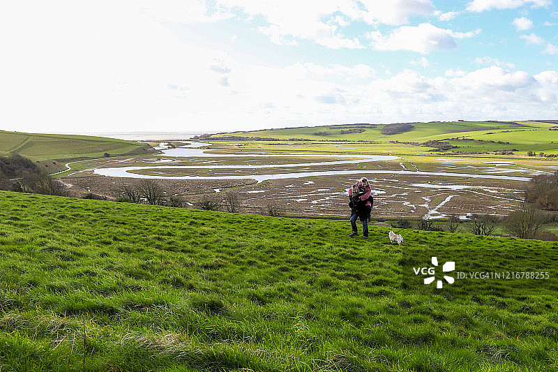 丈夫在库克米尔河口背着妻子图片素材