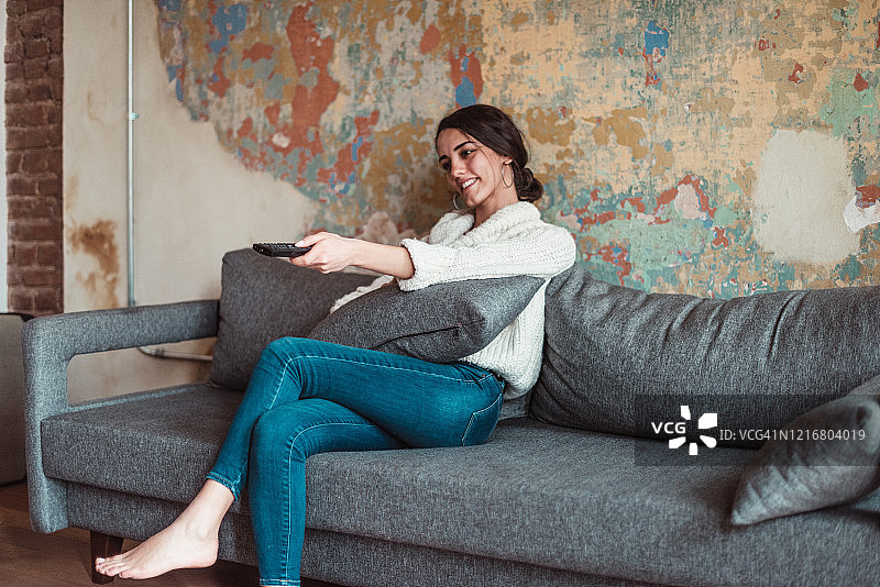 居家隔离期间看电视的女人图片素材