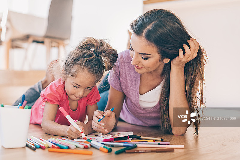 母女在地板上涂色图片素材