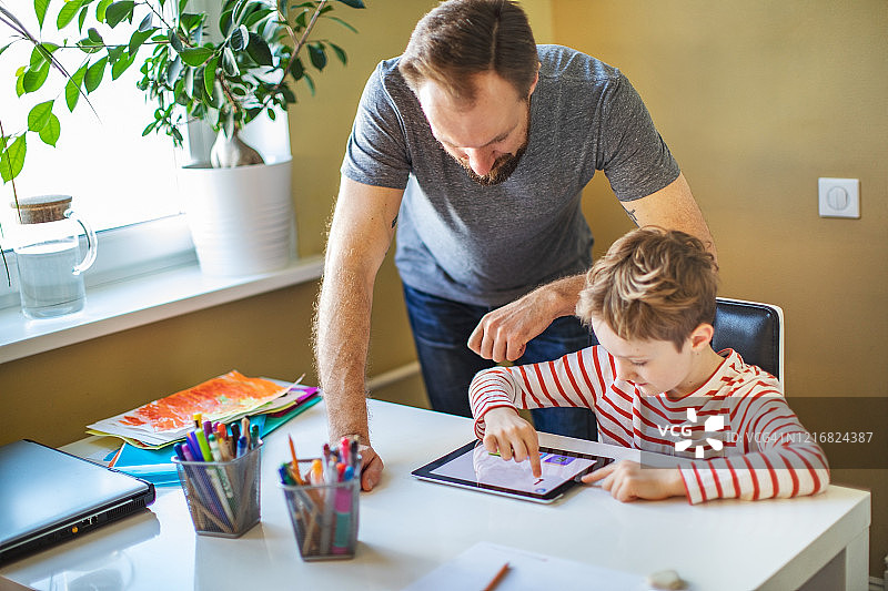 隔离期间父亲帮助儿子学习图片素材