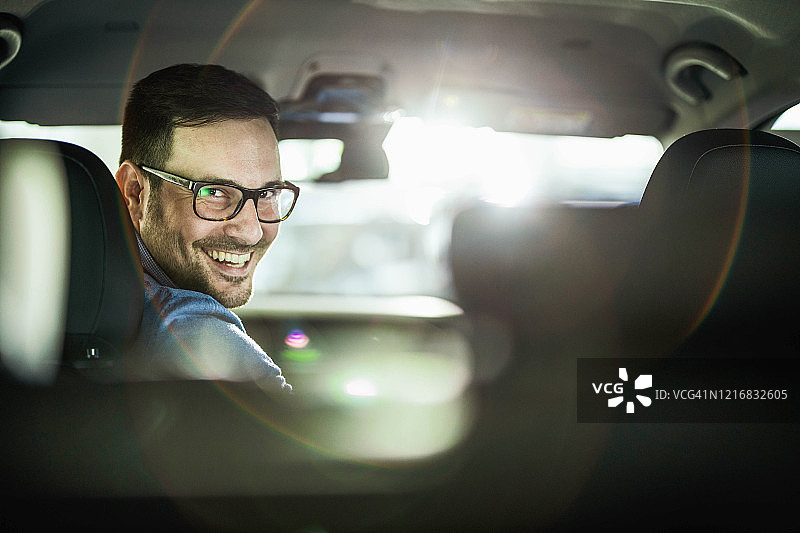 快乐的年轻男人倒车停车图片素材