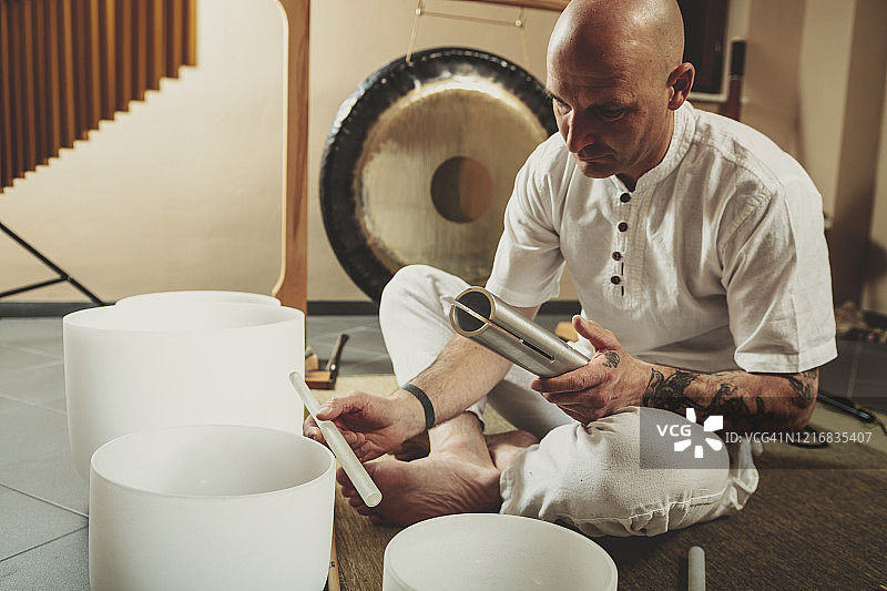 成年男人在演奏冥想乐器图片素材